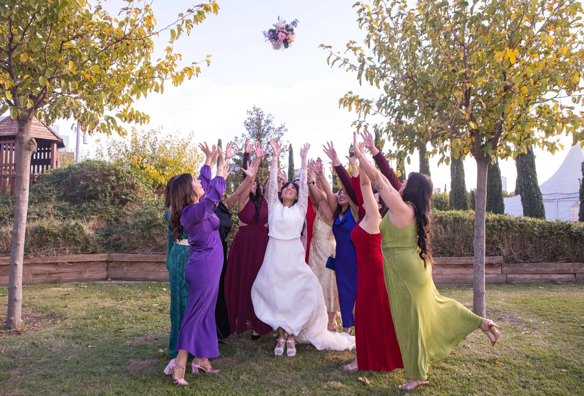 Bodas en otoño en España: paletas, flores y vestidos para acertar